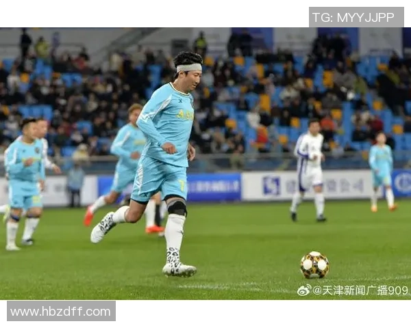 足球明星双手表情展现激情与魅力引领球迷热潮